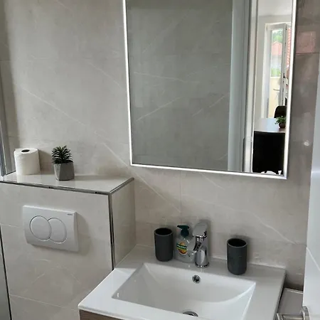 Jednosobni S Pogledom Na *